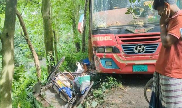 বাসের চাপায় প্রাণ গেল শিশুসহ দুজনের